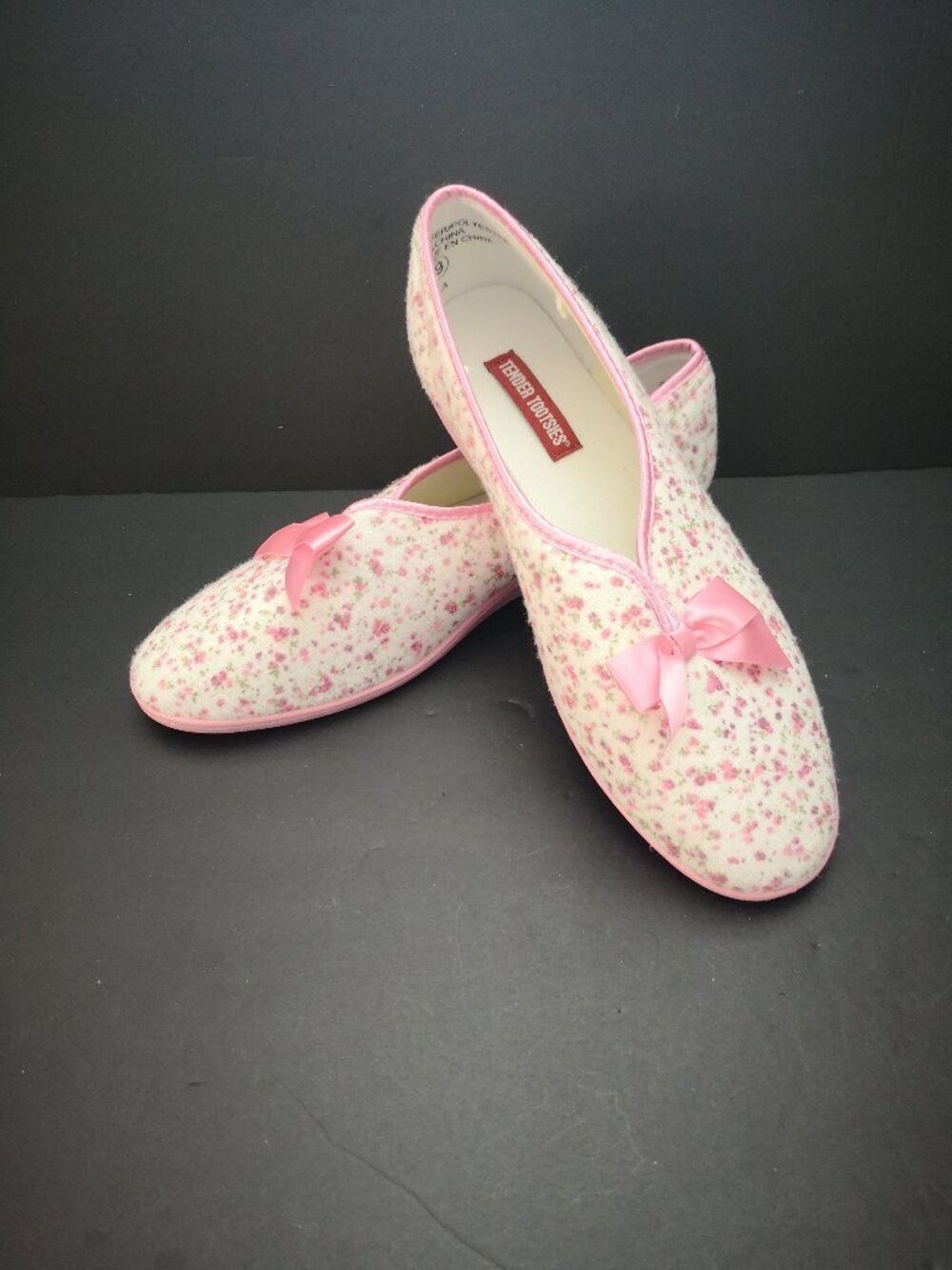 Tender Tootsies Buella Ladies Size 9 White with Pink Floral Slip On Slippers